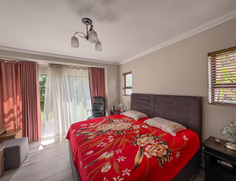 ONE-LEVEL LIVING | MIDSTREAM HILL
