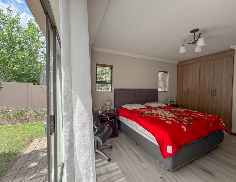 ONE-LEVEL LIVING | MIDSTREAM HILL