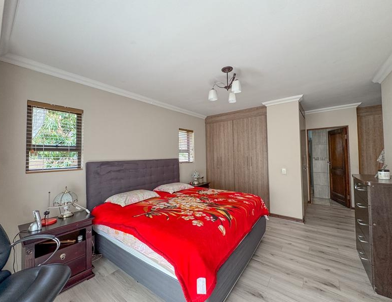 ONE-LEVEL LIVING | MIDSTREAM HILL