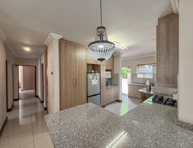 ONE-LEVEL LIVING | MIDSTREAM HILL