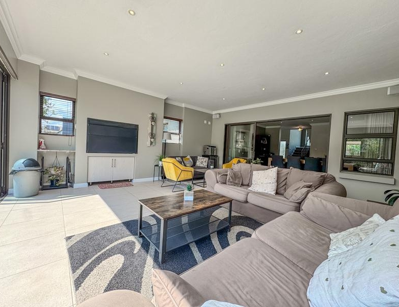 Large Modern 4 Bedroom Family Home Midlands Security Estate, Midstream