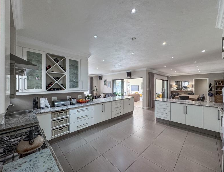 Large Modern 4 Bedroom Family Home Midlands Security Estate, Midstream