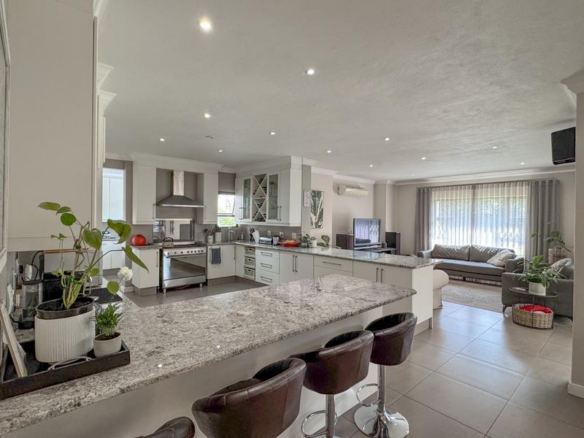 Large Modern 4 Bedroom Family Home Midlands Security Estate, Midstream