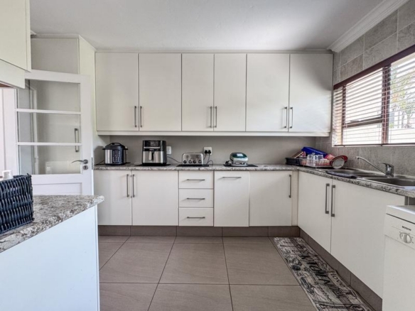 Large Modern 4 Bedroom Family Home Midlands Security Estate, Midstream