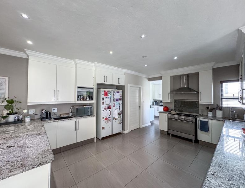 Large Modern 4 Bedroom Family Home Midlands Security Estate, Midstream