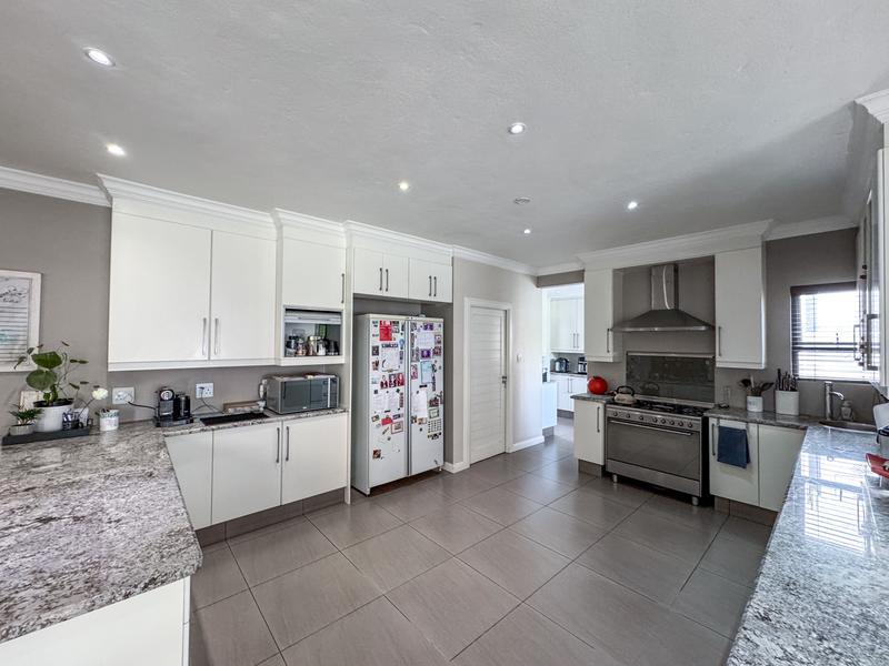 Large Modern 4 Bedroom Family Home Midlands Security Estate, Midstream