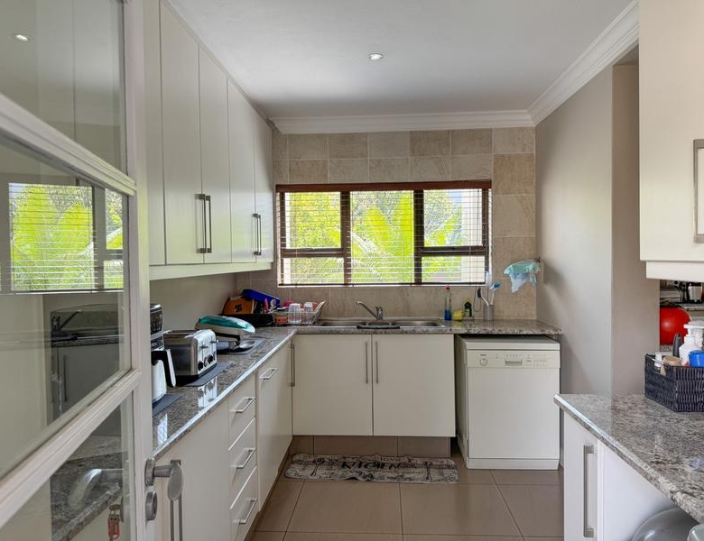 Large Modern 4 Bedroom Family Home Midlands Security Estate, Midstream