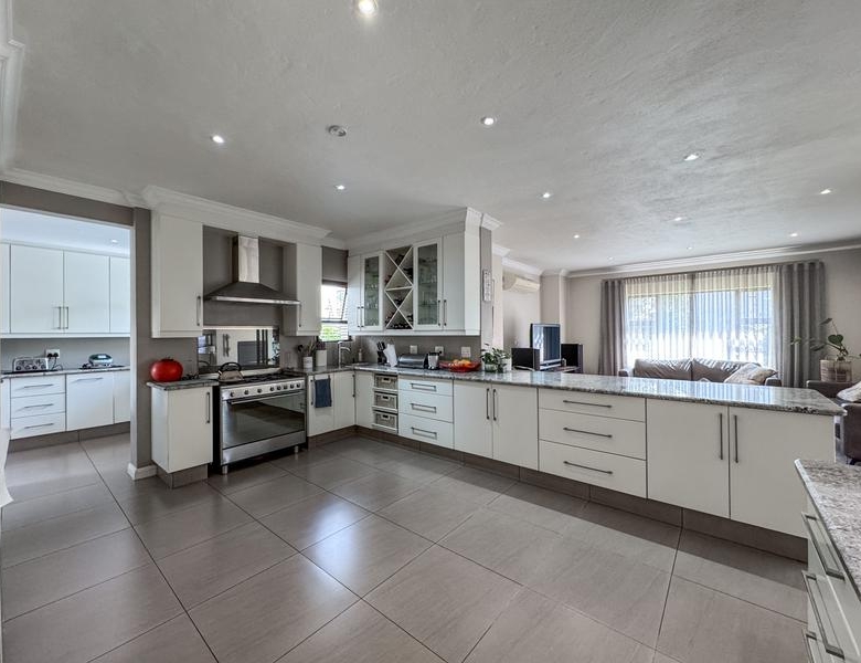 Large Modern 4 Bedroom Family Home Midlands Security Estate, Midstream