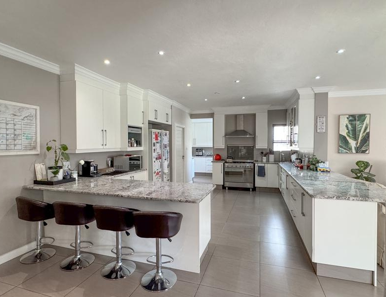 Large Modern 4 Bedroom Family Home Midlands Security Estate, Midstream