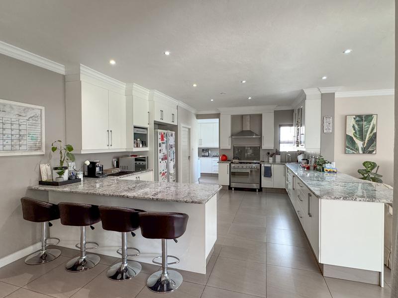 Large Modern 4 Bedroom Family Home Midlands Security Estate, Midstream