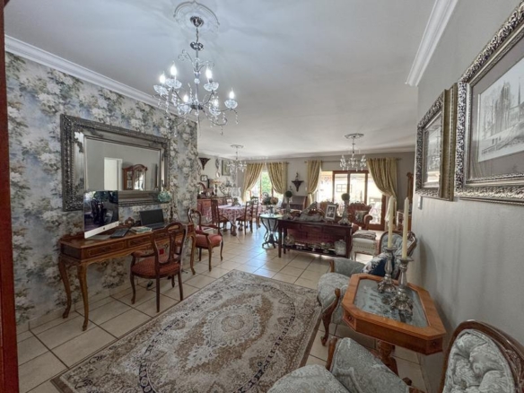 A RARE FIND IN MIDSTREAM – Charming Full Title 3 Bedroom Townhouse !