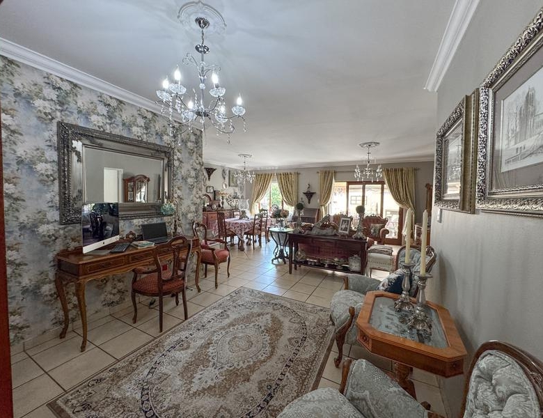 A RARE FIND IN MIDSTREAM – Charming Full Title 3 Bedroom Townhouse !