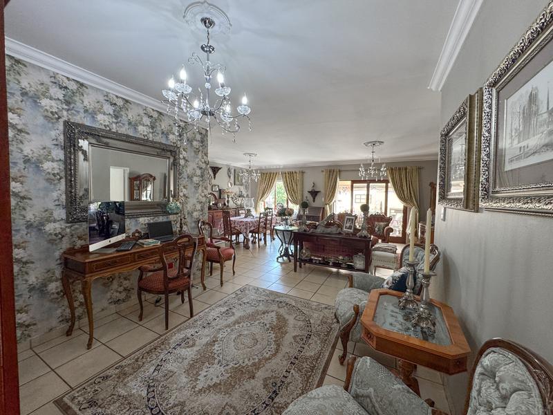 A RARE FIND IN MIDSTREAM – Charming Full Title 3 Bedroom Townhouse !