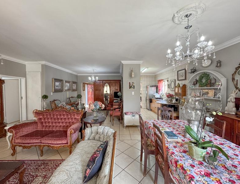 A RARE FIND IN MIDSTREAM – Charming Full Title 3 Bedroom Townhouse !