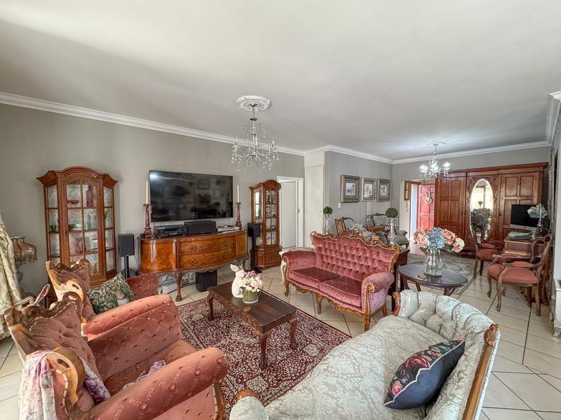A RARE FIND IN MIDSTREAM – Charming Full Title 3 Bedroom Townhouse !