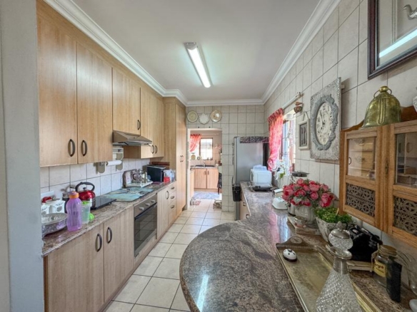 A RARE FIND IN MIDSTREAM – Charming Full Title 3 Bedroom Townhouse !
