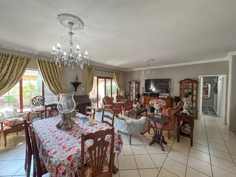 A RARE FIND IN MIDSTREAM – Charming Full Title 3 Bedroom Townhouse !
