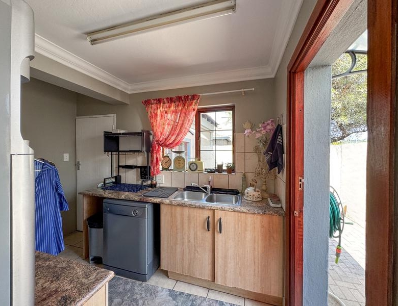 A RARE FIND IN MIDSTREAM – Charming Full Title 3 Bedroom Townhouse !