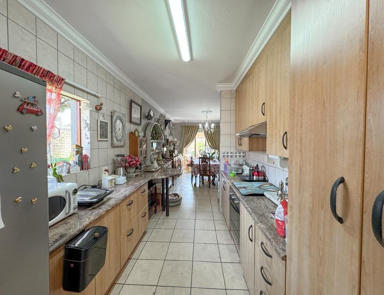A RARE FIND IN MIDSTREAM – Charming Full Title 3 Bedroom Townhouse !