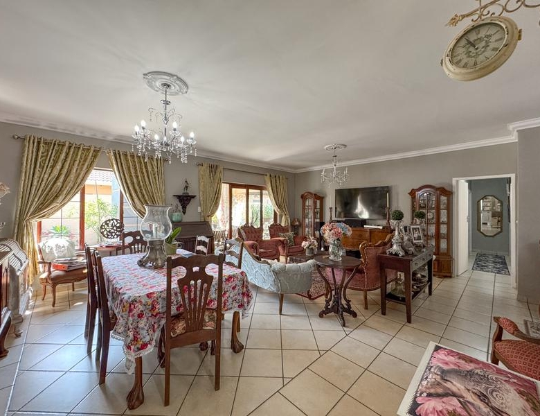 A RARE FIND IN MIDSTREAM – Charming Full Title 3 Bedroom Townhouse !