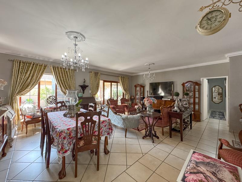 A RARE FIND IN MIDSTREAM – Charming Full Title 3 Bedroom Townhouse !