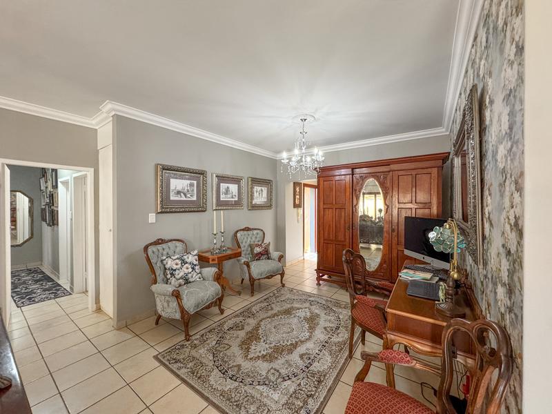 A RARE FIND IN MIDSTREAM – Charming Full Title 3 Bedroom Townhouse !