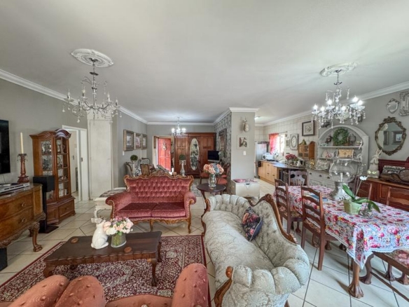 A RARE FIND IN MIDSTREAM – Charming Full Title 3 Bedroom Townhouse !
