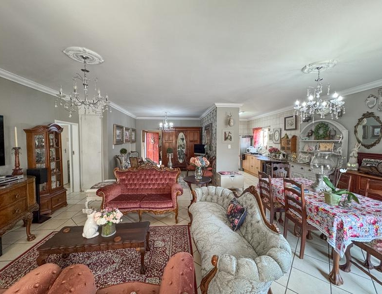 A RARE FIND IN MIDSTREAM – Charming Full Title 3 Bedroom Townhouse !