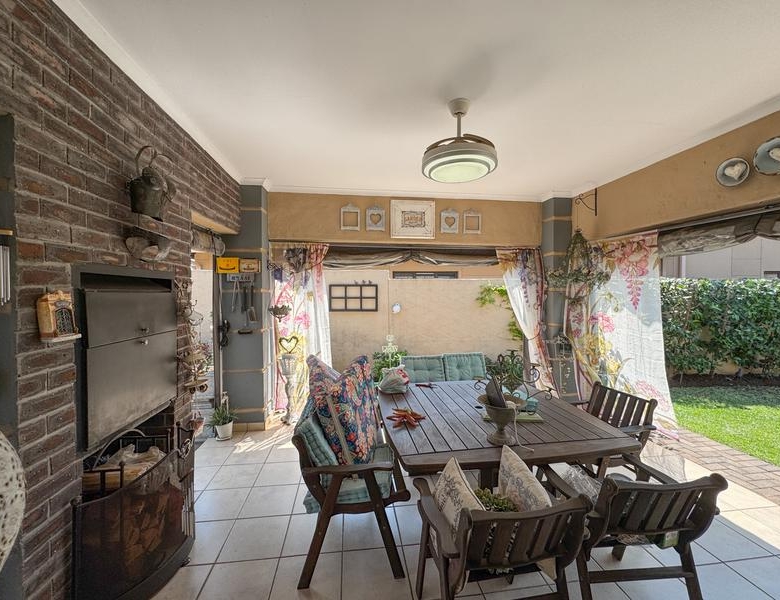 A RARE FIND IN MIDSTREAM – Charming Full Title 3 Bedroom Townhouse !