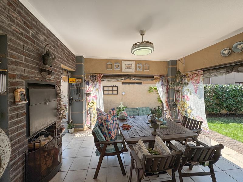 A RARE FIND IN MIDSTREAM – Charming Full Title 3 Bedroom Townhouse !