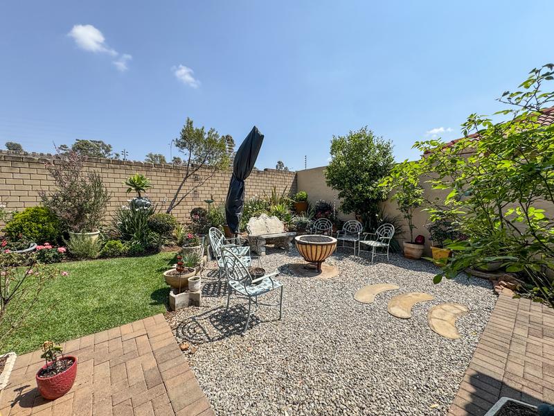 A RARE FIND IN MIDSTREAM – Charming Full Title 3 Bedroom Townhouse !