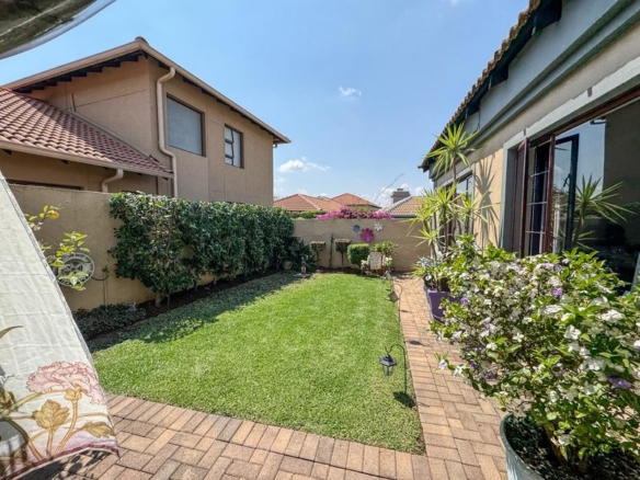 A RARE FIND IN MIDSTREAM – Charming Full Title 3 Bedroom Townhouse !
