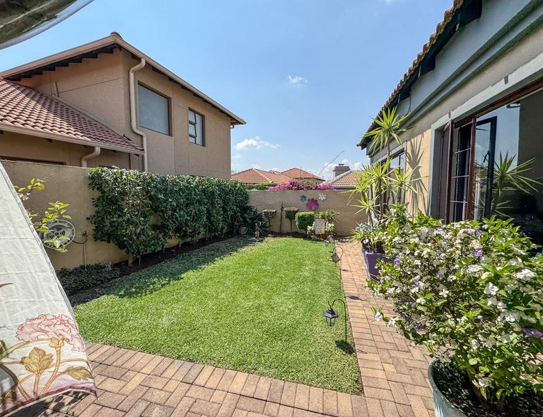 A RARE FIND IN MIDSTREAM – Charming Full Title 3 Bedroom Townhouse !