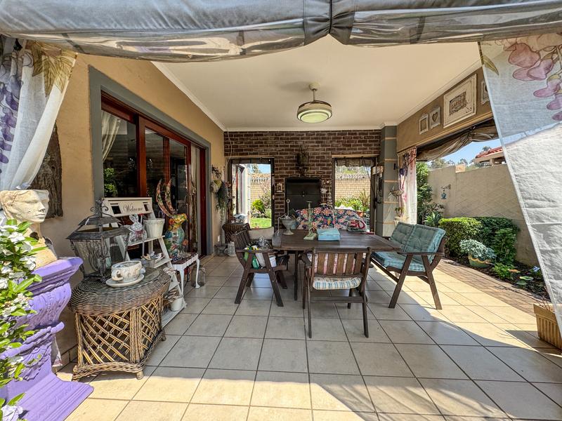 A RARE FIND IN MIDSTREAM – Charming Full Title 3 Bedroom Townhouse !