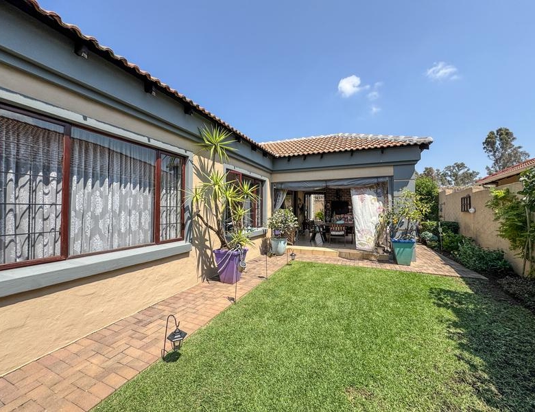 A RARE FIND IN MIDSTREAM – Charming Full Title 3 Bedroom Townhouse !