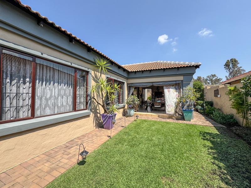 A RARE FIND IN MIDSTREAM – Charming Full Title 3 Bedroom Townhouse !
