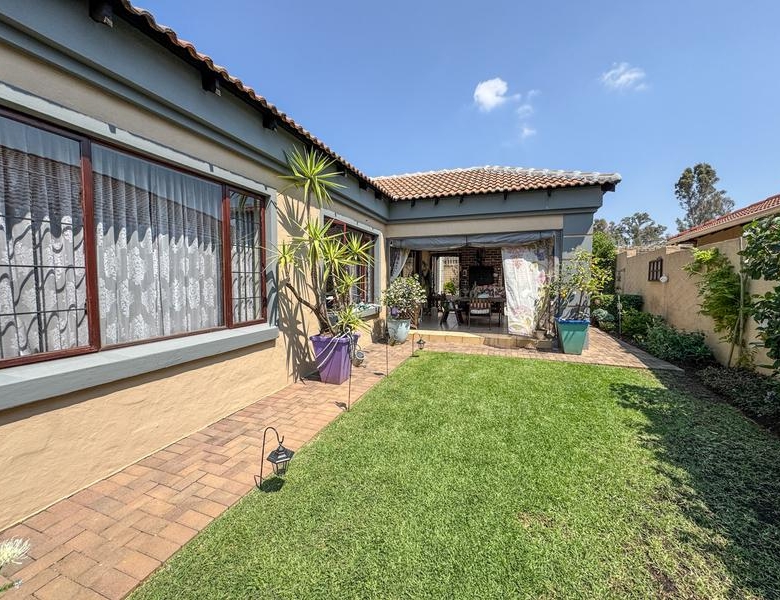 A RARE FIND IN MIDSTREAM – Charming Full Title 3 Bedroom Townhouse !