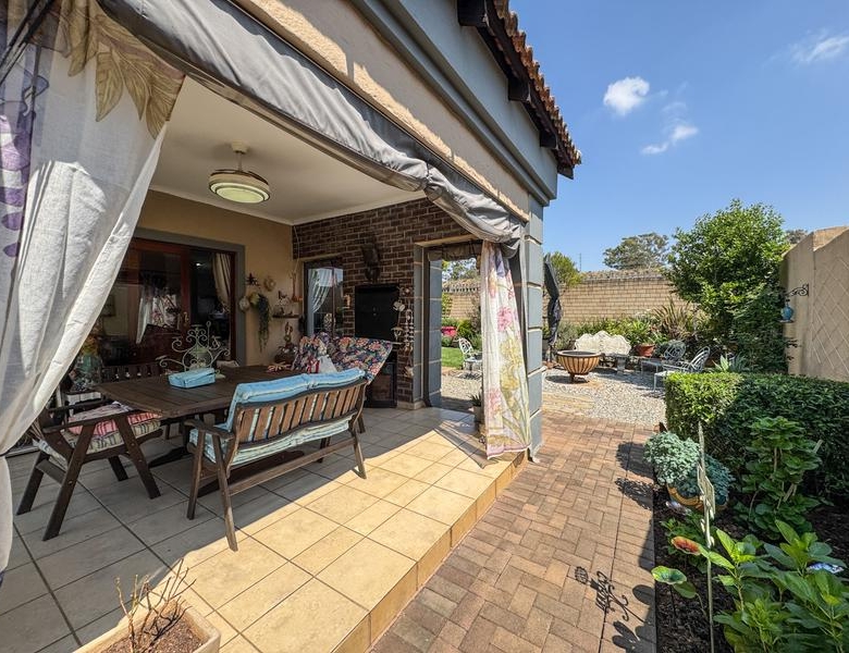 A RARE FIND IN MIDSTREAM – Charming Full Title 3 Bedroom Townhouse !