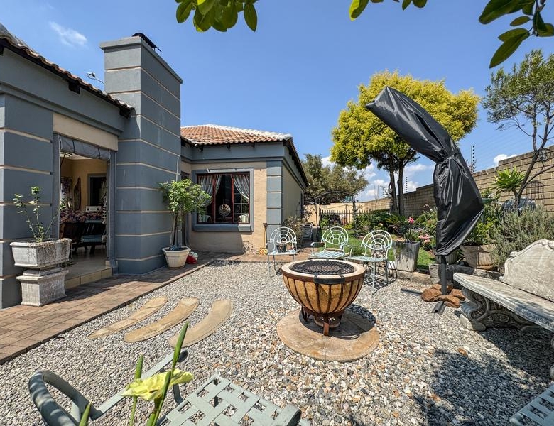 A RARE FIND IN MIDSTREAM – Charming Full Title 3 Bedroom Townhouse !