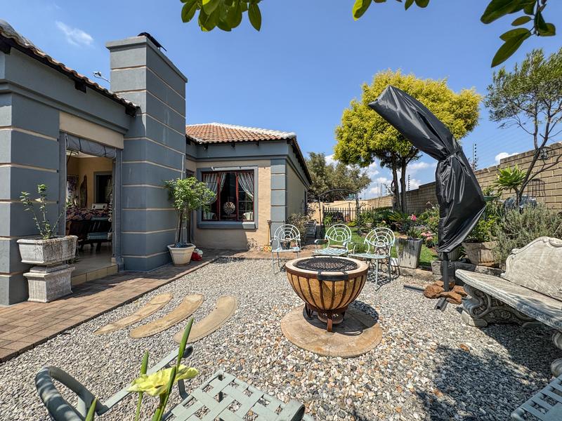A RARE FIND IN MIDSTREAM – Charming Full Title 3 Bedroom Townhouse !
