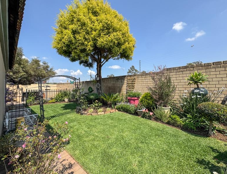 A RARE FIND IN MIDSTREAM – Charming Full Title 3 Bedroom Townhouse !