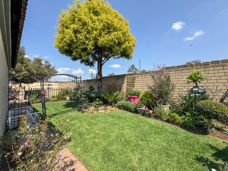 A RARE FIND IN MIDSTREAM – Charming Full Title 3 Bedroom Townhouse !