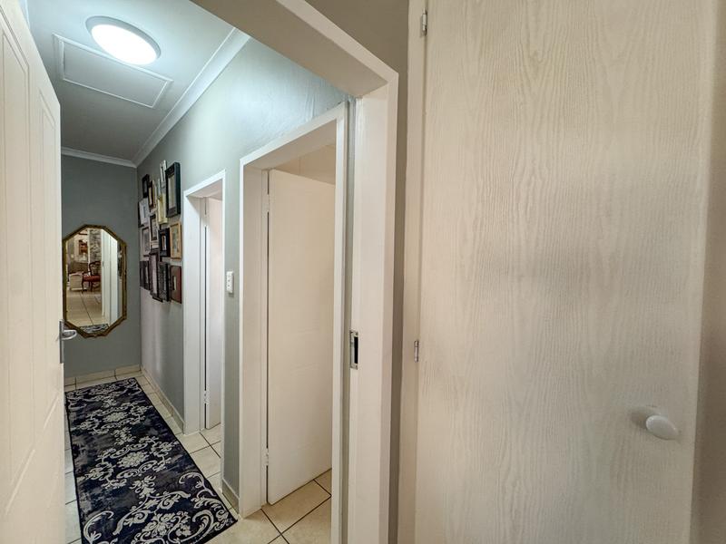 A RARE FIND IN MIDSTREAM – Charming Full Title 3 Bedroom Townhouse !