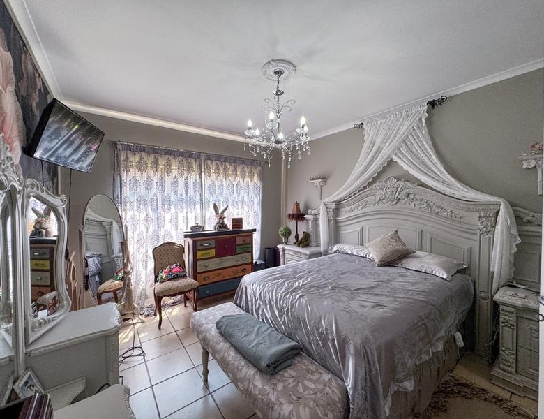 A RARE FIND IN MIDSTREAM – Charming Full Title 3 Bedroom Townhouse !