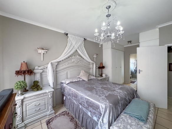 A RARE FIND IN MIDSTREAM – Charming Full Title 3 Bedroom Townhouse !