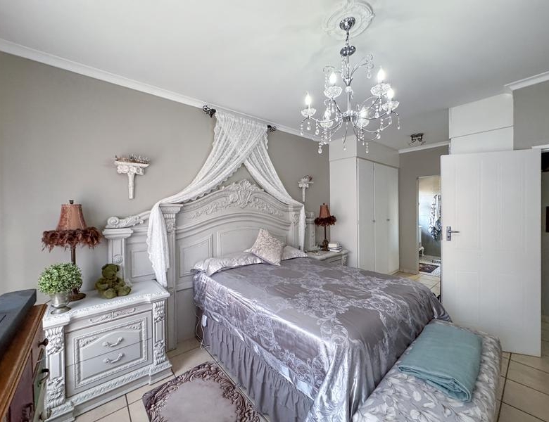 A RARE FIND IN MIDSTREAM – Charming Full Title 3 Bedroom Townhouse !
