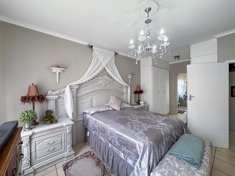 A RARE FIND IN MIDSTREAM – Charming Full Title 3 Bedroom Townhouse !