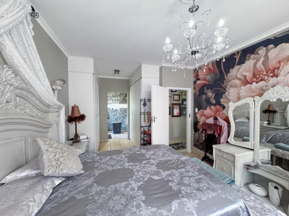 A RARE FIND IN MIDSTREAM – Charming Full Title 3 Bedroom Townhouse !