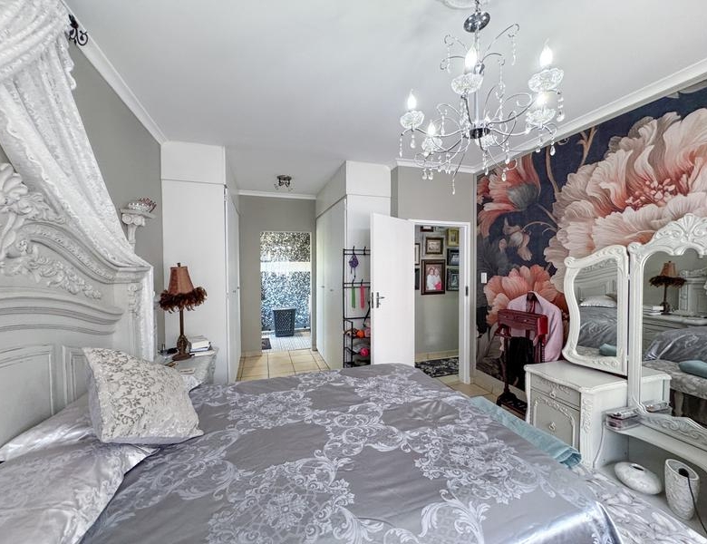 A RARE FIND IN MIDSTREAM – Charming Full Title 3 Bedroom Townhouse !