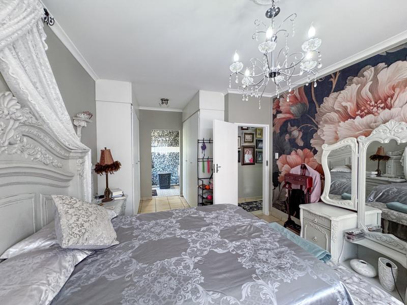 A RARE FIND IN MIDSTREAM – Charming Full Title 3 Bedroom Townhouse !